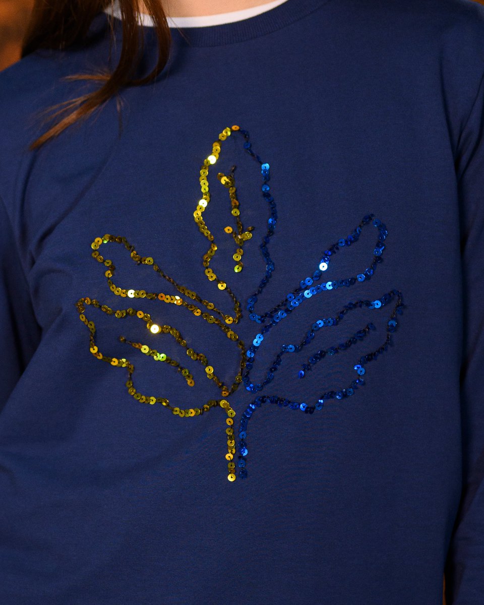 fenerium's tweet photo. Laciverte ışıltı çok yakıştı. ✨

Sarı ve mavi payetlerle işlenen palamut, lacivert üzerinde kendini gösteriyor. Tribün Kadın Sweatshirt ile günlük giyimine küçük ama etkili bir dokunuş ekle.

Gardırobunun yeni favorisi Fenerium mağazalarında ve https://t.co/mPAC4eCa5D’da!

🔗https://t.co/1eOetqsxfS