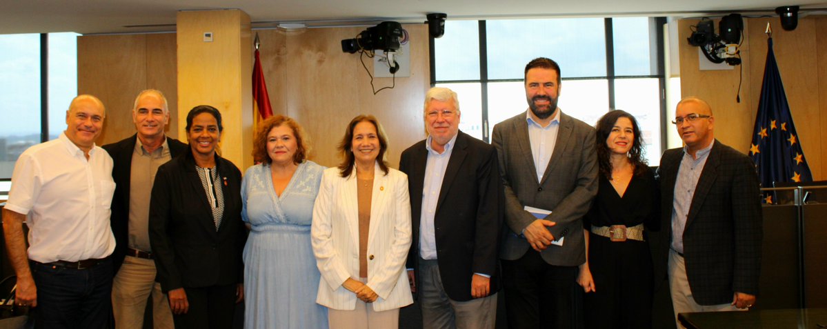 AsambleaCuba's tweet photo. @anamarianpp @Congreso_Es @embaCubaEspana @IMordoche @CubaMINREX @BrunoRguezP @EmilioLozadaG @EnriqueSantiago Denunció el recrudecimiento extremo del bloqueo, el cerco energético y las sanciones secundarias impuestas por el gobierno de EE.UU., que están provocando un castigo colectivo al pueblo de #Cuba. 

Destacó la voluntad de continuar fortaleciendo los vínculos interparlamentarios. https://t.co/u1P2D9PxeZ