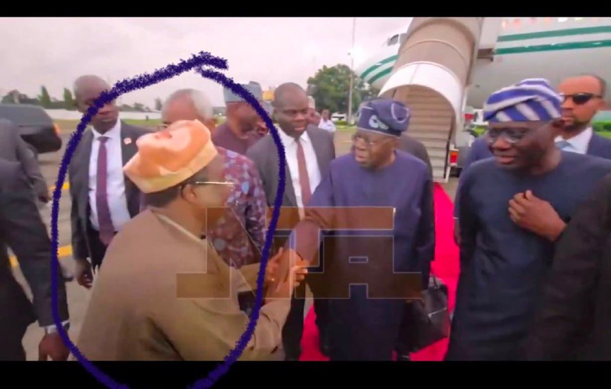 trigottista's tweet photo. No be INEC Chairman Joash Amupitan be this? INEC Chairman went to welcome Tinubu??? https://t.co/Xix9cQSdB1