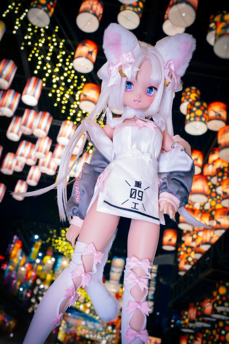 orionedoll's tweet photo. おはようございます、金曜日(･ω´･ )！ 

お休みになったので、先日の中秋節に撮った写真を少し編集する時間ができました〜 やっぱり猫耳＋中華風は最強に可愛い〜｡:.ﾟヽ(*´∀`)ﾉﾟ.:｡！ 

会場は本当に人が多かったので、じゃなければ黒猫負姐さんとも一緒に写真を撮りたかったな〜  後で動画も少し編集してからアップしますね ☆⌒(*^-゜)v

皆さん、素敵な週末をお過ごしください！

#orionedoll  
#おはドル #mddはいいぞ #ドールオーナーさんと繋がりたい