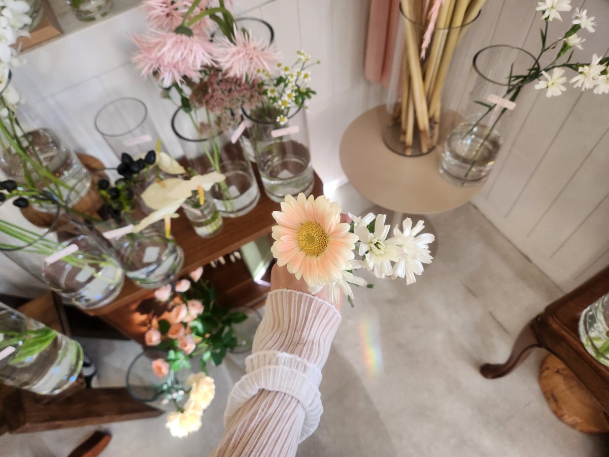 nof3v8's tweet photo. 偶然見つけた素敵な花屋さん💐✨️
#日常垢 https://t.co/q9tpH7qVcJ