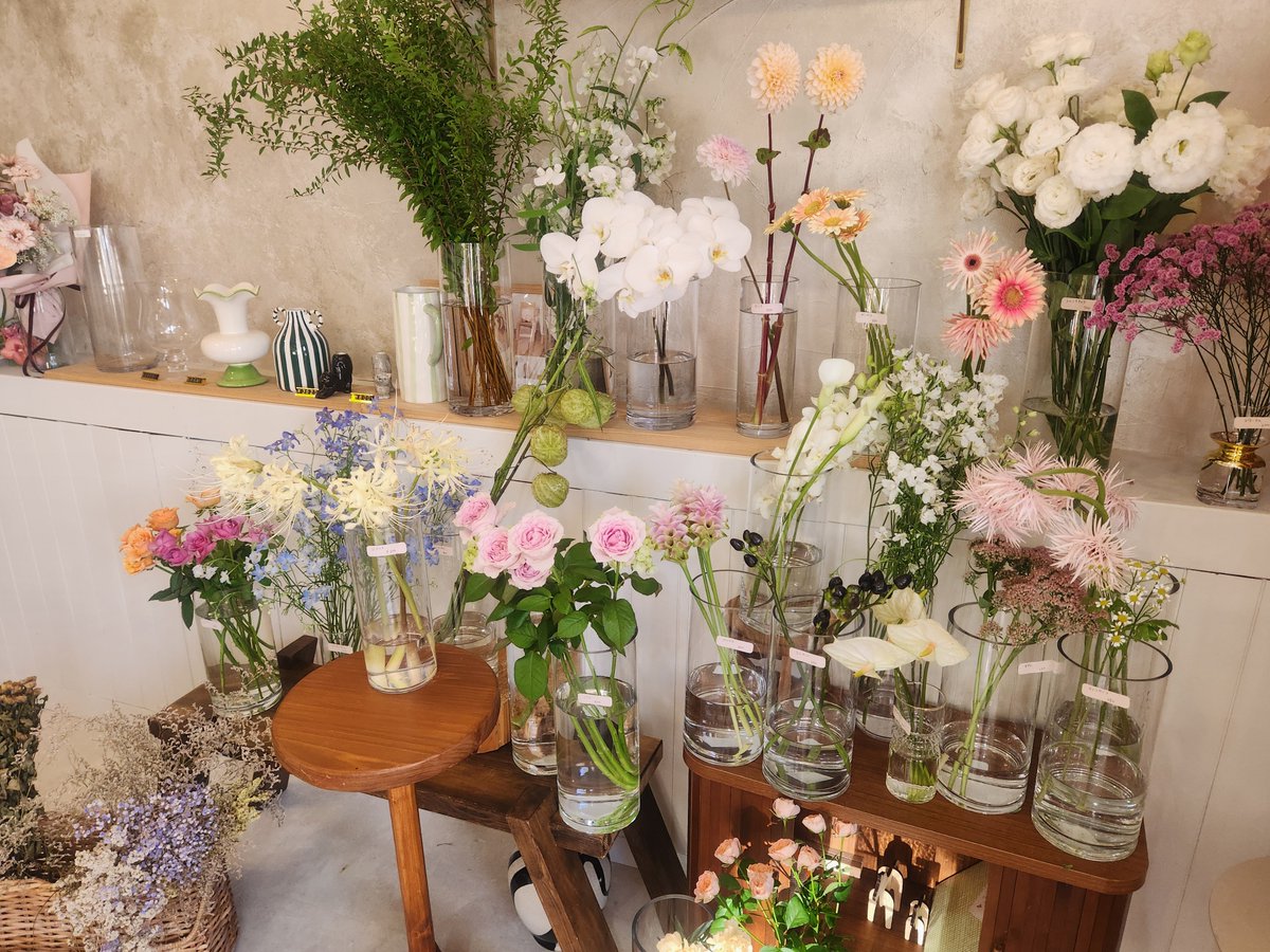 nof3v8's tweet photo. 偶然見つけた素敵な花屋さん💐✨️
#日常垢 https://t.co/q9tpH7qVcJ