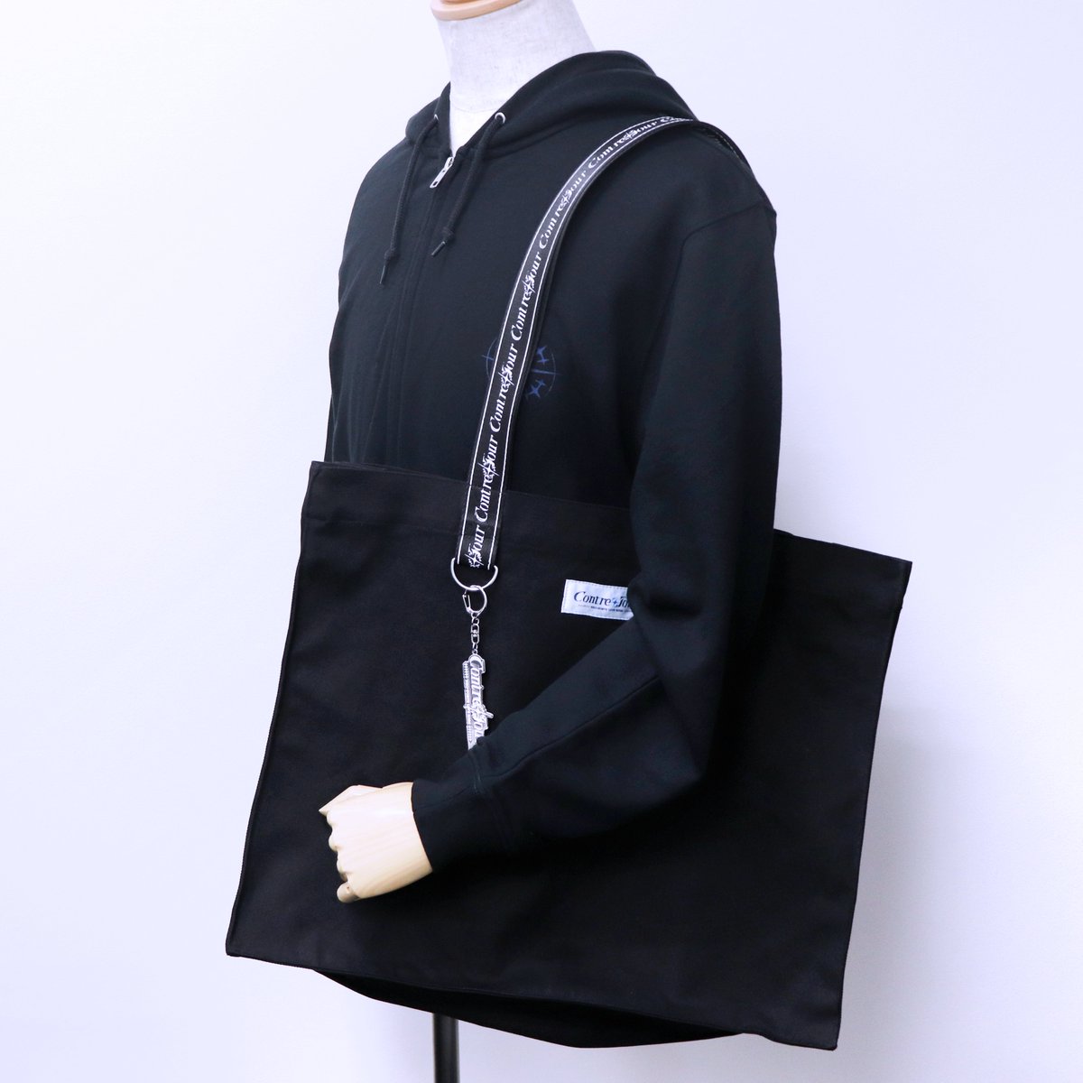 NeoPorte_info's tweet photo. 【✨グッズ紹介①✨】

「【Contre-Jour】事前販売グッズ」一部商品をご紹介🔍

・パーカー
・メタルキーホルダー付きトートバッグ

Contre-Jourのこだわりを詰め込んだパーカーとトートバッグのご紹介です！
パーカーのデザインはラメが入ったキラキラ仕様👀✨
大容量のトートバッグには、ここでしか手に入らないオリジナルのメタルキーホルダーも付属しております🙌
事前販売の受注期間は明日まで！是非お見逃しなく！

■公式ショップURL
https://t.co/6yW29mdQZe

※リングライトを除くすべての商品は「受注販売」となります。
※リングライトのみ「在庫販売」となります。

#NeoPorteショップ