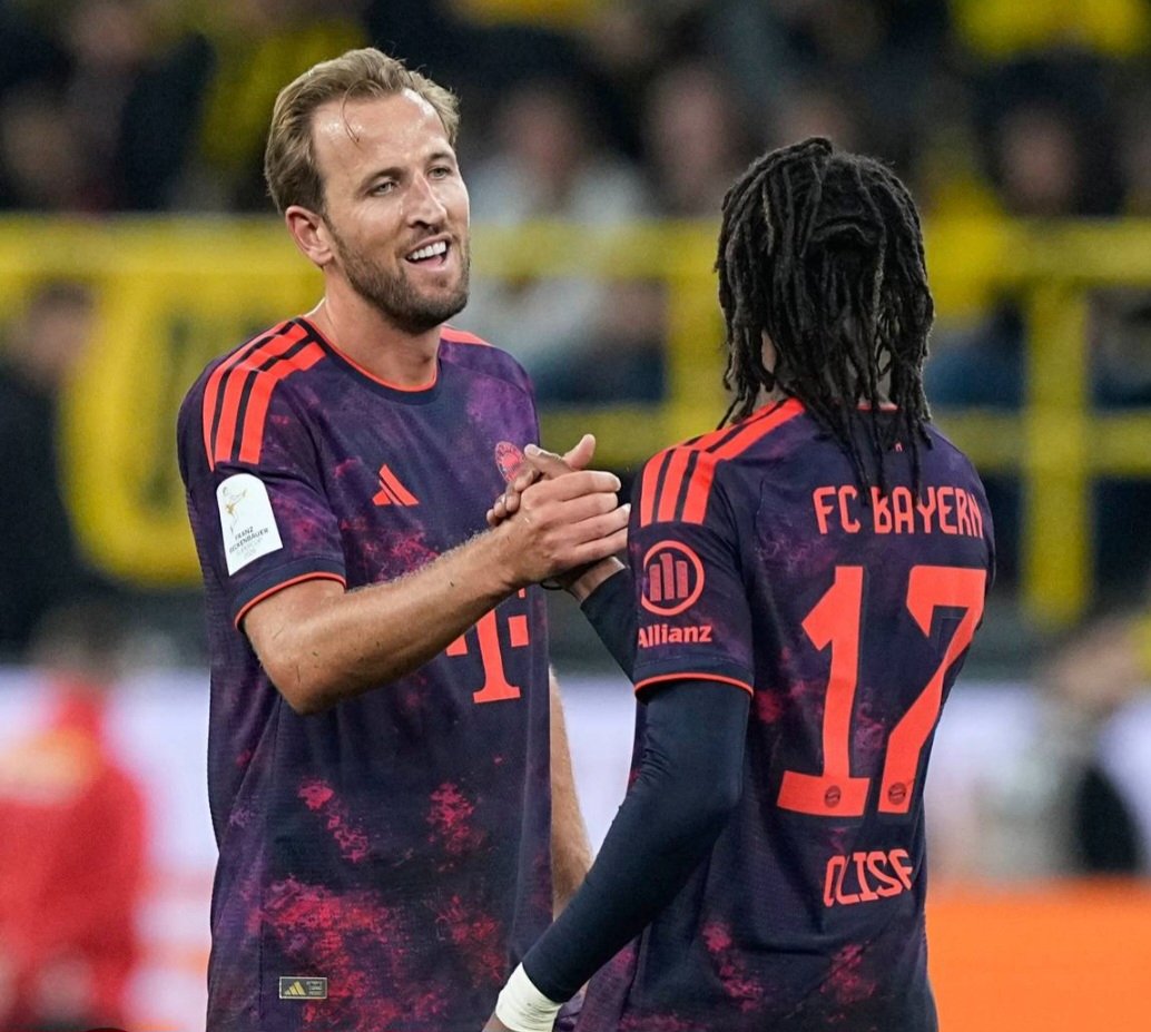 Lisekla's tweet photo. Jippi da var 4 billetter til Viking-Bayern München i boks. Vi har aldri vært på Viking sin stadion før så får vel øve på noen sanger så vi later som vi synger så ingen blir sure (Jeg tar Bayern drakten  på under frakken😅) @vikingfotball @FCBayern https://t.co/SjYTpTO0EJ