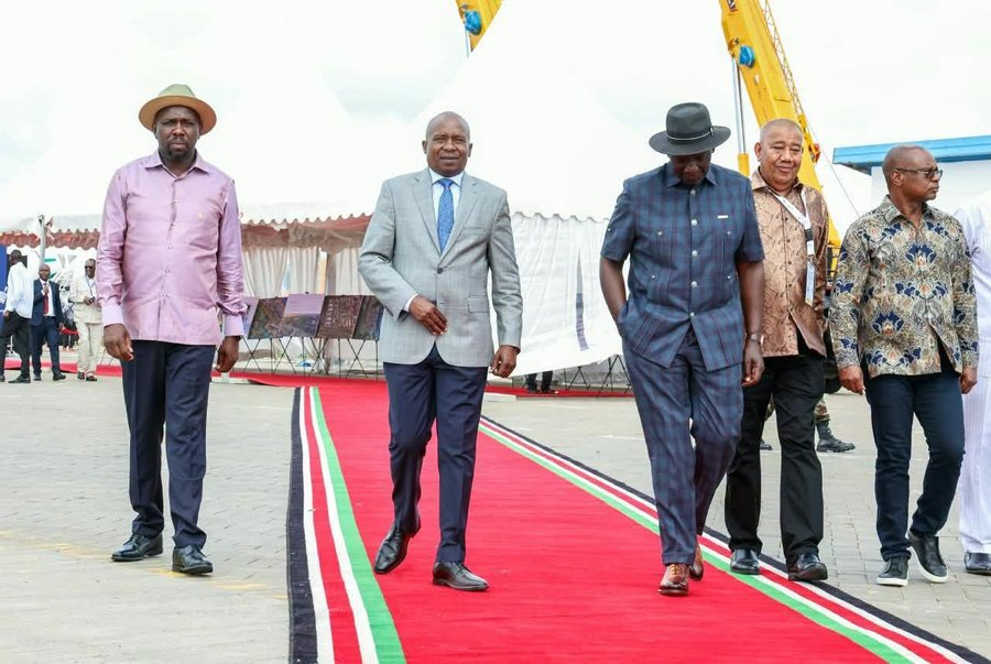 kenyaaxis's tweet photo. #Kenyan President William #Ruto has arrived in Lamu ahead of the groundbreaking of the #Dangote East Africa Oil Refinery. The $16 billion project, designed for a capacity of 700,000 barrels per day, is set to officially begin its construction phase today. https://t.co/3AyZ8spI8u