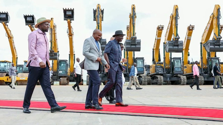 kenyaaxis's tweet photo. #Kenyan President William #Ruto has arrived in Lamu ahead of the groundbreaking of the #Dangote East Africa Oil Refinery. The $16 billion project, designed for a capacity of 700,000 barrels per day, is set to officially begin its construction phase today. https://t.co/3AyZ8spI8u