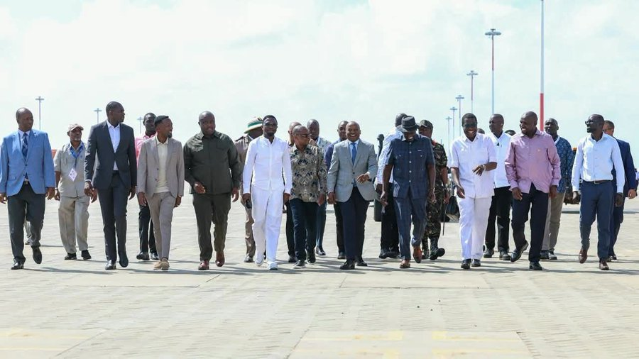 kenyaaxis's tweet photo. #Kenyan President William #Ruto has arrived in Lamu ahead of the groundbreaking of the #Dangote East Africa Oil Refinery. The $16 billion project, designed for a capacity of 700,000 barrels per day, is set to officially begin its construction phase today. https://t.co/3AyZ8spI8u