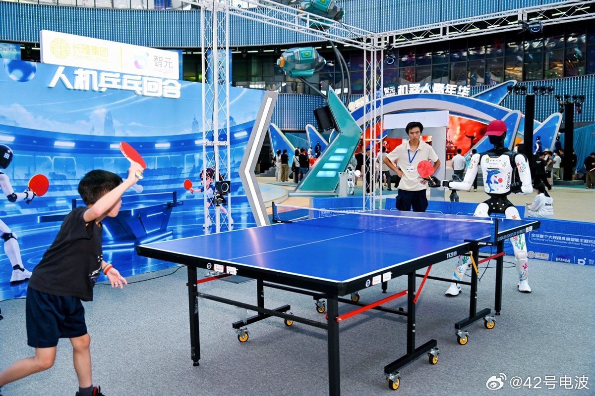 42HOWRobotics's tweet photo. IDC said global humanoid robot shipments neared 25,000 in H1 2026, up 432.1% YoY; China exceeded 19,000 (77.9%). Zhiyuan shipped over 8,600, holding 35% globally and over 45% domestically. https://t.co/4X8A9qadnP