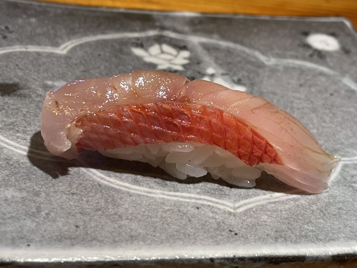 NATSU______'s tweet photo. 高価で美しいお寿司 https://t.co/5HSCh3wCuX