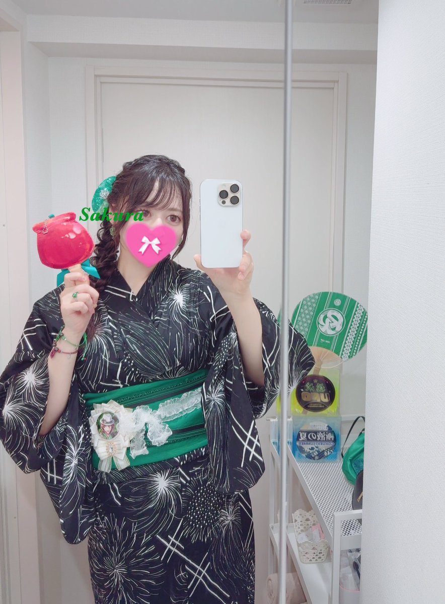 sakura_miz3's tweet photo. 本日もよろしくお願いいたします🙇‍♀️✨

今日も前から楽しみにしていた事があるので昨日からウキウキだったね🫶

そして今日で9月終わりだから浴衣も最後だよ〜❗️

このリンゴ飴🍎🍬表には推しがいるし、裏は可愛いリンゴだし天才的に可愛すぎ😭❤️❤️❤️
ほんまありがと大満足の夏祭りグッズでした👍✨ https://t.co/Zh1vopDetb