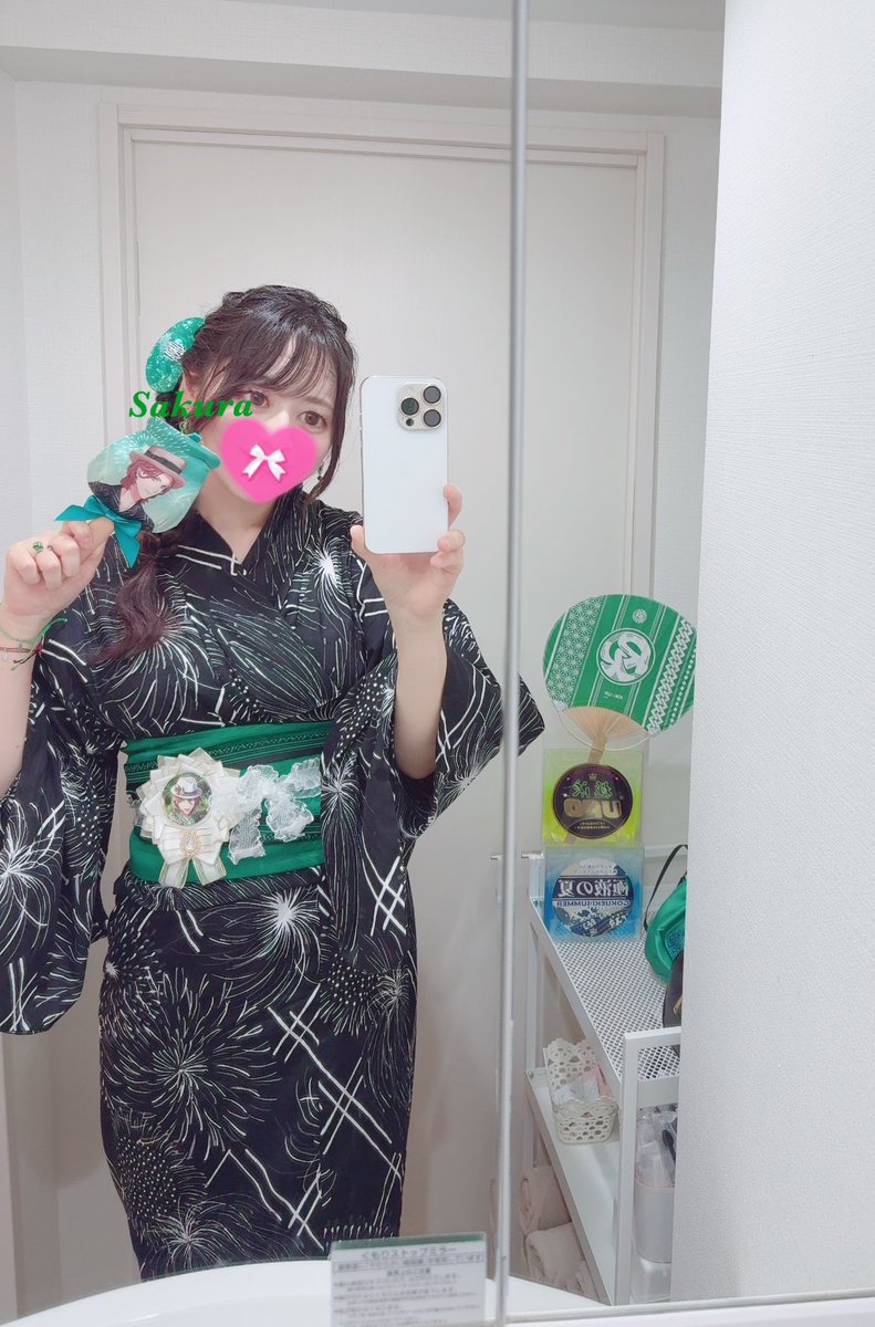 sakura_miz3's tweet photo. 本日もよろしくお願いいたします🙇‍♀️✨

今日も前から楽しみにしていた事があるので昨日からウキウキだったね🫶

そして今日で9月終わりだから浴衣も最後だよ〜❗️

このリンゴ飴🍎🍬表には推しがいるし、裏は可愛いリンゴだし天才的に可愛すぎ😭❤️❤️❤️
ほんまありがと大満足の夏祭りグッズでした👍✨ https://t.co/Zh1vopDetb