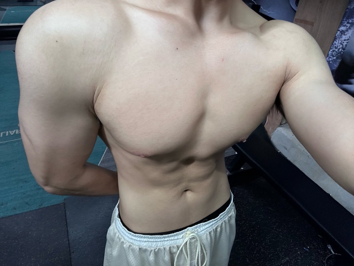 Asuka_0214__'s tweet photo. 柳州和贺州就没有喜欢肌肉男的女生吗 #柳州 #贺州 https://t.co/upsOVDD6GH