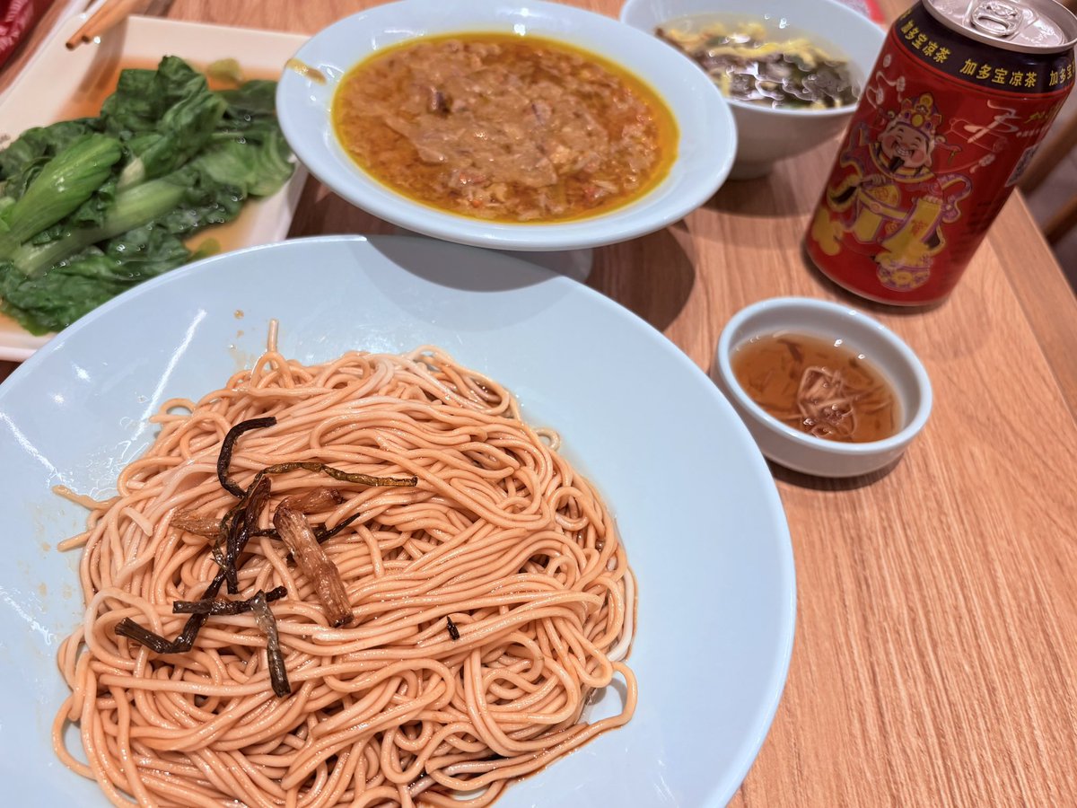 Yde2I9q's tweet photo. シンのデートスポットだけど、こんな感じ🥰✨
左から豫園、外灘、蟹麺！🦀
排骨年糕は知らなかったなぁ👀しかもめっちゃ美味しそう🥹✨

ちなみに人少ないと思って平日に行ったのに観光客で激混み🤣外灘なんてこの景色撮るのに順番待ちしたくらい…😇 https://t.co/xqjeTE7PnT