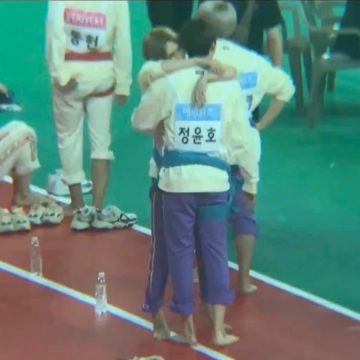 Justastraykidz's tweet photo. Yscng😭has😭to go😭up😭on😭his😭 tip😭toes😭to😭hug😭Yvnho https://t.co/k9fQWwC5VK