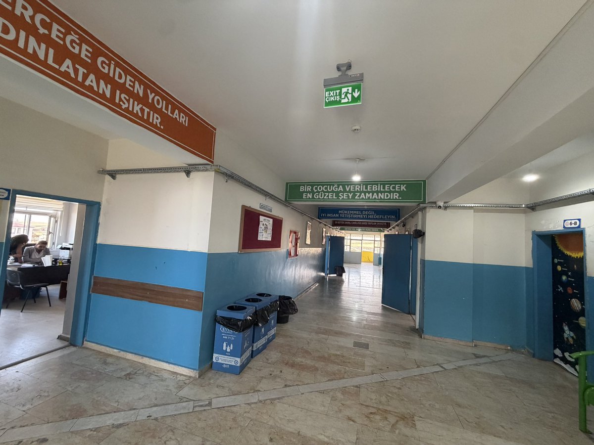 IlkSoganl's tweet photo. Okulumuzda yürüttüğümüz fiziksel altyapı çalışmalarının güzel sonuçlarını almaya devam ediyoruz. Her geçen gün daha iyi, daha güvenli ve daha nitelikli bir eğitim ortamı oluşturmak için okulumuzu geleceğe hazırlıyoruz. 🏫 @sadoglu_salih @hasanakbulut24 @ErnezDemir @Yusuf__Tekin https://t.co/X8wFnMITOQ