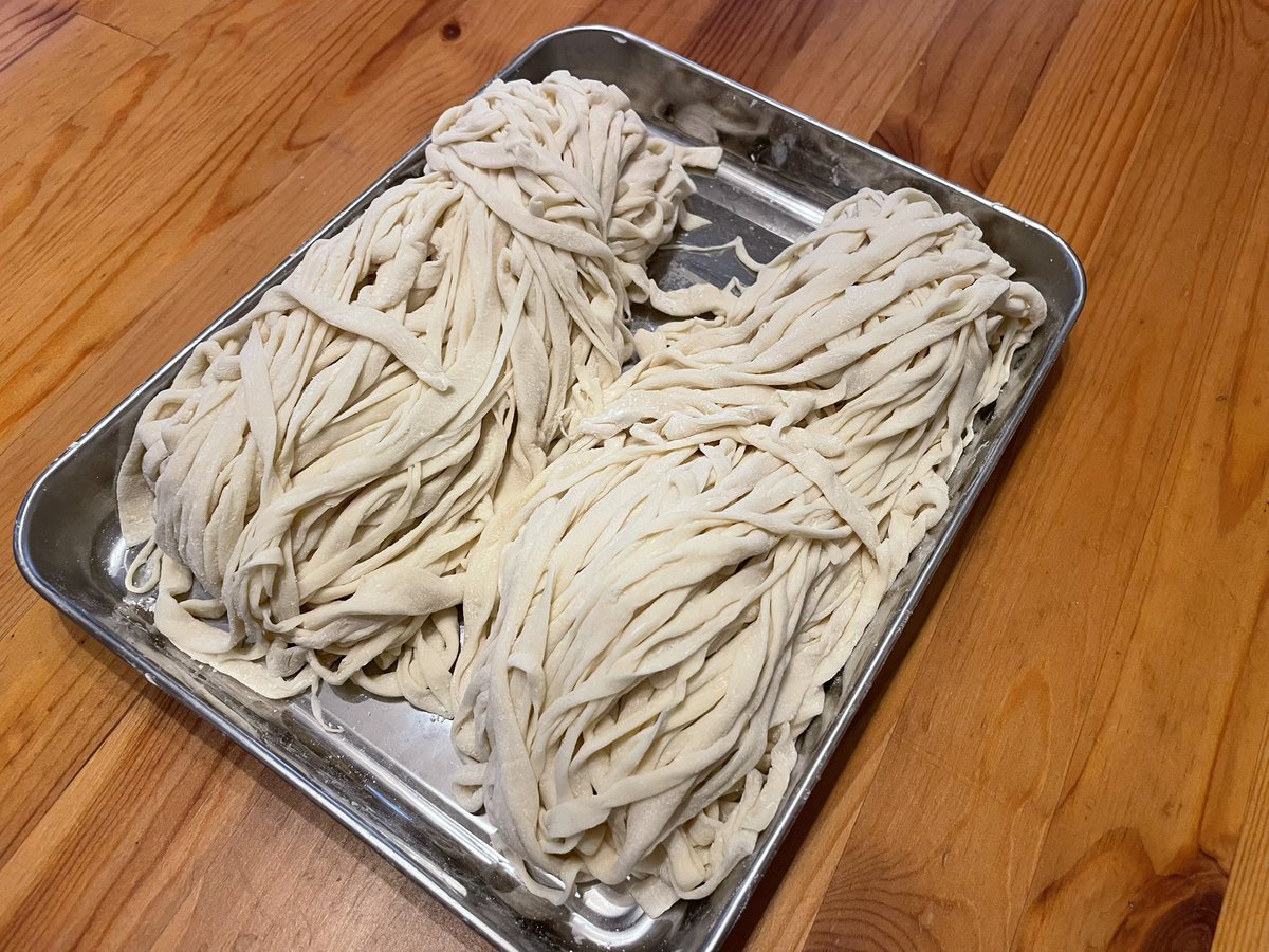 yachi8386's tweet photo. 肉汁うどんが食いたくて、
うどんを打った。
てか打ちすぎた……
きっと明日も明後日もうどんになるなこれ。 https://t.co/1iVK9UBmOx