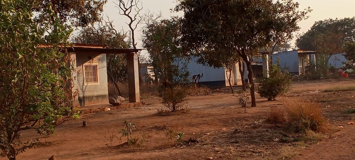 afrewatch's tweet photo. AFREWATCH porte la voix des communautés locales des zones minières de la RDC touchées par les déplacements forcés liés aux activités minières lors du 5ᵉ Forum africain sur les entreprises et les droits de l’homme.

À l’occasion du 5ᵉ Forum africain sur les entreprises et les droits de l’homme, qui se tient à Dakar, au Sénégal, le consortium du projet « Just Transition et Conduite Responsable des Entreprises en Afrique » organise, ce 30 septembre 2026, une session consacrée aux déplacements involontaires des communautés locales liés aux projets miniers.

Cette session abordera les défis urgents d’ordre socio-économique, environnemental et liés aux droits humains que soulève l’exploitation des minerais essentiels à la transition énergétique dans plusieurs pays africains.

Au cours de cette session interactive, organisée sous forme de présentations par affiches (posters), les organisations membres du consortium l’Institut Danois des Droits de l’Homme, ZELO (Zimbabwe), HakiRasilimali (Tanzanie), le Centre for Environmental Justice (Zambie) et AFREWATCH (RDC), présenteront les résultats de leurs recherches nationales sur les effets des déplacements involontaires liés aux projets miniers sur les droits des communautés locales.

À cette occasion, plusieurs enjeux majeurs seront abordés et discutés avec les participants, notamment le déficit de consultation des communautés locales, l’indemnisation insuffisante, l’absence de restauration effective des moyens de subsistance des communautés affectées, l’accès limité aux services sociaux de base ainsi que l’inefficacité des mécanismes des griefs.

Pour sa part, AFREWATCH présentera les principaux résultats de l’étude qu’elle a menée sur la restauration des moyens de subsistance des communautés locales déplacées par l’entreprise Kamoa Copper SA et réinstallées au village de Kaponda 1.

Les résultats de cette étude montrent que le processus de restauration des moyens de subsistance a été élaboré sans la réelle participation des communautés affectées et que les terres agricoles remplacées. L’étude met également en évidence l’insuffisance des programmes d’appui à l’agriculture et à l’élevage, qui n’ont pas permis d’assurer une restauration effective et durable des moyens de subsistance des communautés concernées.