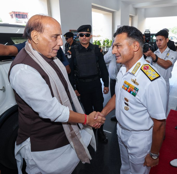 DDNewsGujarati's tweet photo. 🔸રક્ષા મંત્રી @rajnathsingh વર્ષ 2026ને ભારતીય નૌસેના માટે ઐતિહાસિક વર્ષ ગણાવ્યું
🔸આ વર્ષે 18 યુદ્ધપોતોને નૌસેનામાં સામેલ કરવાની યોજના છે, જે દેશની આત્મનિર્ભરતા અને મજબૂત દરિયાઈ તાકાત દર્શાવી
#RajnathSingh #IndianNavy #NavalCommandersConference #MakeInIndia https://t.co/I9aEo3kisM