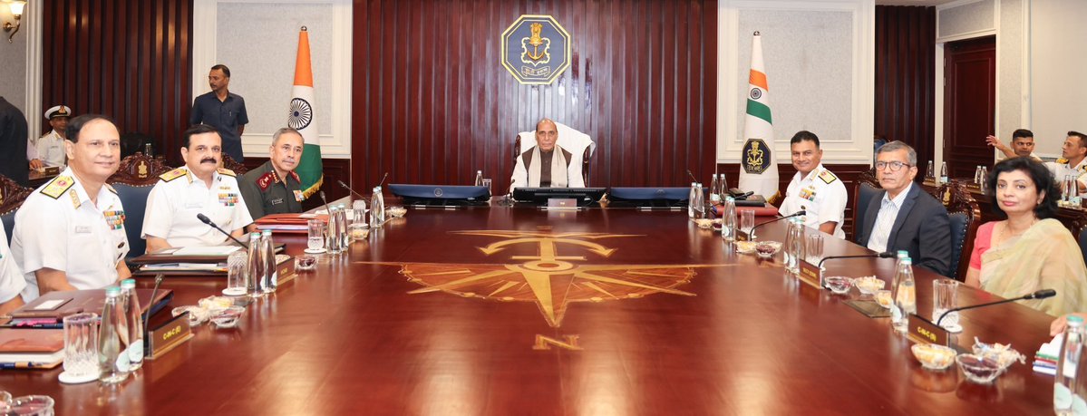DDNewsGujarati's tweet photo. 🔸રક્ષા મંત્રી @rajnathsingh વર્ષ 2026ને ભારતીય નૌસેના માટે ઐતિહાસિક વર્ષ ગણાવ્યું
🔸આ વર્ષે 18 યુદ્ધપોતોને નૌસેનામાં સામેલ કરવાની યોજના છે, જે દેશની આત્મનિર્ભરતા અને મજબૂત દરિયાઈ તાકાત દર્શાવી
#RajnathSingh #IndianNavy #NavalCommandersConference #MakeInIndia https://t.co/I9aEo3kisM