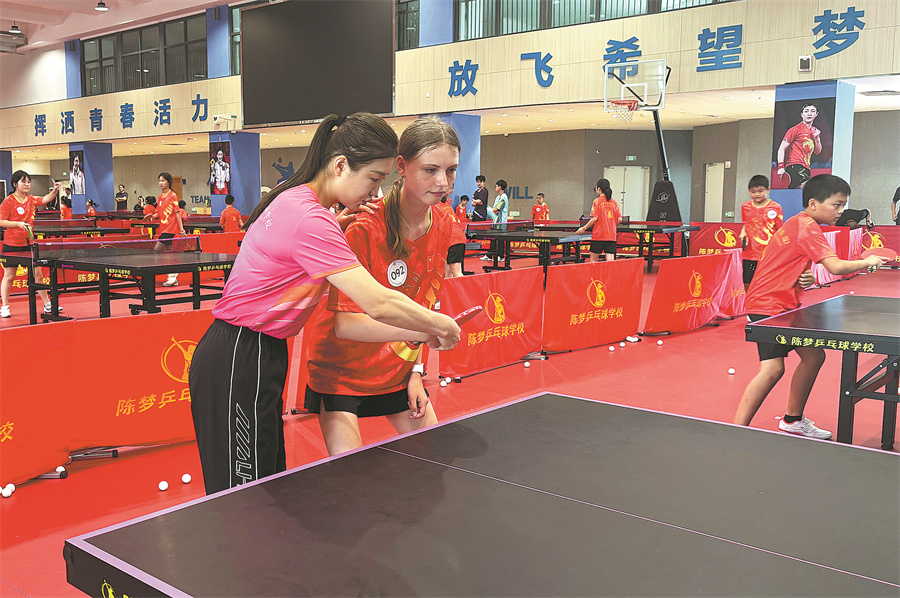 BeyondCHN's tweet photo. 🏓From Saudi Arabia to Greece and Belarus, young table tennis players are rallying in Qingdao, training with #Olympic champion Chen Meng and building friendships along the way. #TableTennis #BeyondChina https://t.co/DQzVX6PRLe