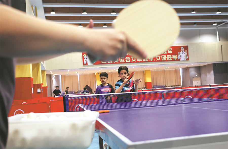 BeyondCHN's tweet photo. 🏓From Saudi Arabia to Greece and Belarus, young table tennis players are rallying in Qingdao, training with #Olympic champion Chen Meng and building friendships along the way. #TableTennis #BeyondChina https://t.co/DQzVX6PRLe