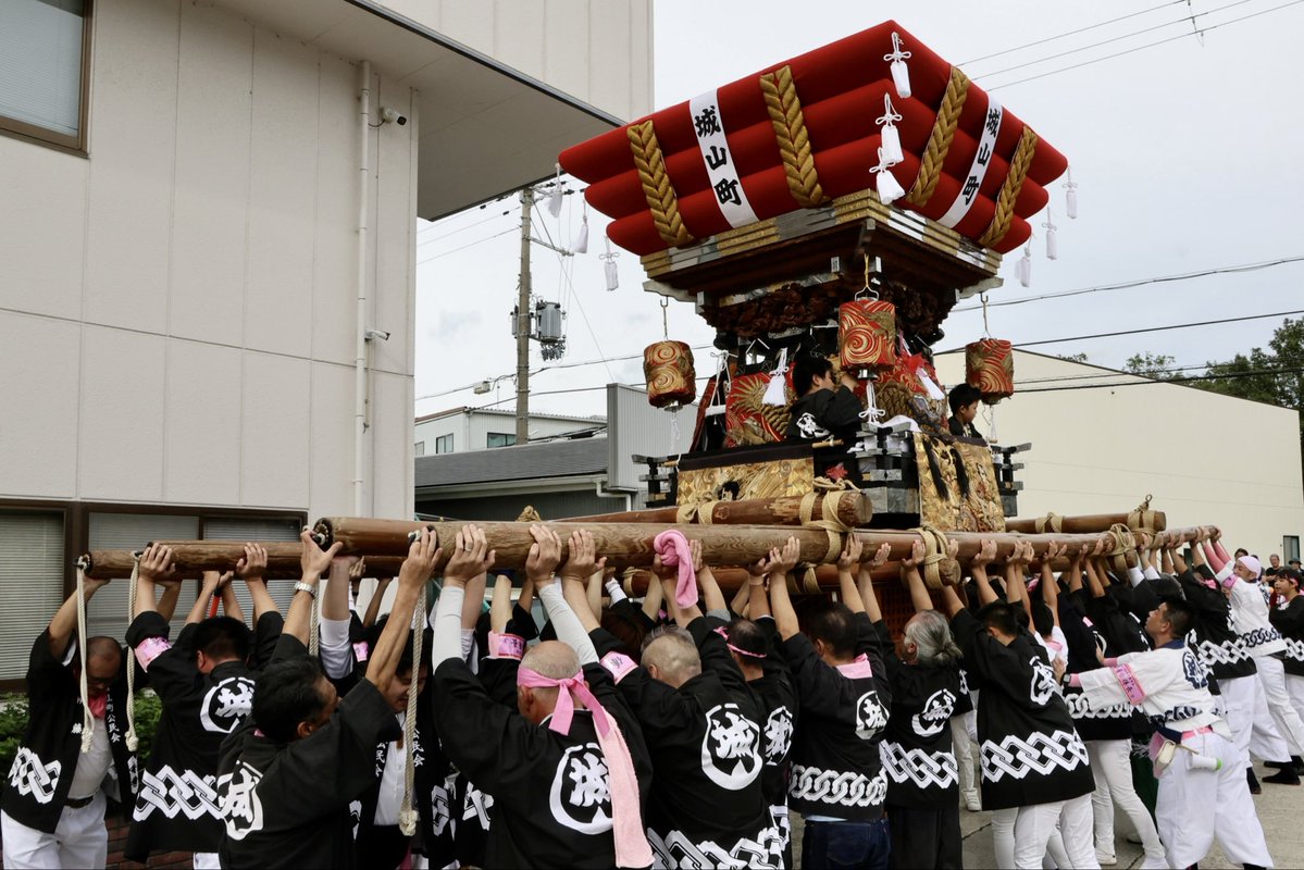 LqDml's tweet photo. 令和8年9月20日
兵庫県三木市
城山町自治会発足60周年「城山祭り」！
城山屋台の町内巡行😀
＃屋台 ＃太鼓台 ＃城山祭り https://t.co/26NARNMvWl