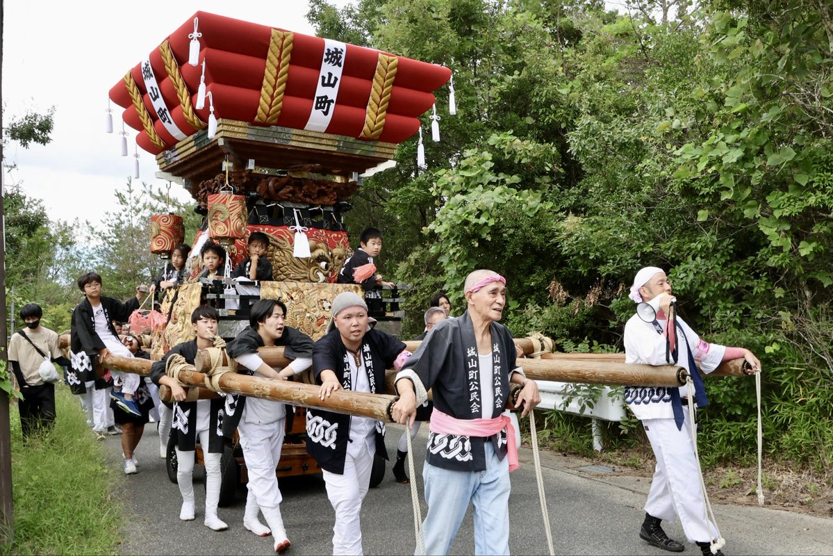 LqDml's tweet photo. 令和8年9月20日
兵庫県三木市
城山町自治会発足60周年「城山祭り」！
城山屋台の町内巡行😀
＃屋台 ＃太鼓台 ＃城山祭り https://t.co/26NARNMvWl