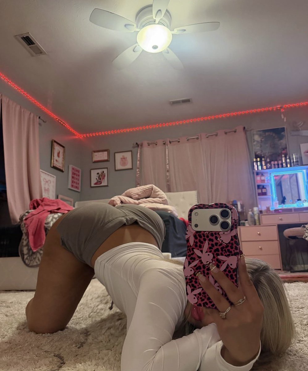 cloefindom's tweet photo. You can’t resist a perfect princess like me. Show me your devotion. 👑

#findom #fendom #sissy #cuck #bnwo #cbt https://t.co/iID2sBMz2q