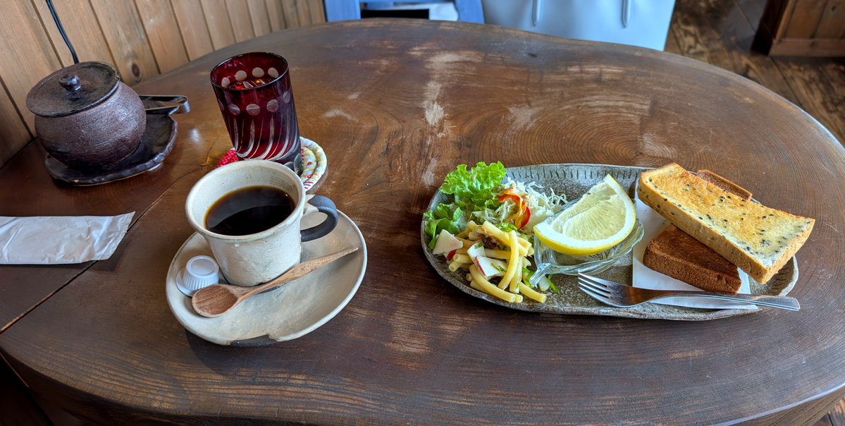 kokonotsu009's tweet photo. 【 CaffeGallery 】〜個展〜

〜多くの言葉はしなくても〜

昨日は
地元新聞社さんの
取材がありました。

感謝します。

CaffeGalleryのモーニングは
11時迄。

地下にはGalleryがあります。

場所は
LINEにて
【開催場所】と

お知らせくださいね。

私は大人になってから
雨が好きになりました。

豪雨の運転も
妙に心落ち着きました。

その理由は
ふたつあります。

ひとつは
お天気が良いと
アレモコレモと
動いてしまいます。

しかし雨は
そんな焦りも行動も
一旦落ち着かせます。

なるようにしか
ならないと思う事が
出来るからです。

見つめ直す時間を
与えてくださるからです。

答えを急ぐときに

答えがないままに
心を静めることも
幾度もあります。

もうひとつは
必ずいつか語りますね。

モーニングのカップも
プレートもママの手作り。

椅子はマスターの手作り…。
掃除の行き届いた空間

丁寧な繊細な作品たち。

多くを
言葉にしない
お二人だけど

ものづくりの
モノたちから

見えてくるものがある。

私はそれで
気がついたのです……。

言葉は大切

けれど…
何も語らなくても
みえてくるものは

あるみたい…。

この空間が
教えてくれました。

感謝します…。

公式LINE
https://t.co/Qn8jesK2ik