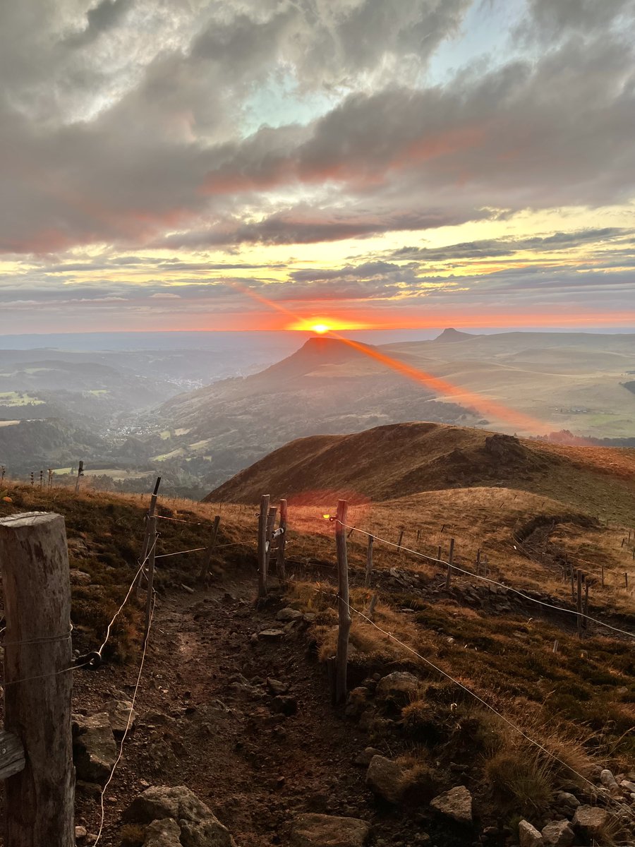 otsancy's tweet photo. L’automne s'installe dans le Massif du Sancy avec @Departement63 🍂 Du 3 au 31 octobre, les Traversées d’automne proposent 63 itinéraires pour découvrir le département autrement : rando nature, patrimoine, vélo, gastronomie…
Les randos du Sancy sont ici : https://t.co/xWUgrId0KF https://t.co/SAw4PhXk3E