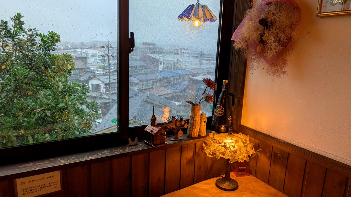kokonotsu009's tweet photo. 【 CaffeGallery 】〜個展〜

〜多くの言葉はしなくても〜

昨日は
地元新聞社さんの
取材がありました。

感謝します。

CaffeGalleryのモーニングは
11時迄。

地下にはGalleryがあります。

場所は
LINEにて
【開催場所】と

お知らせくださいね。

私は大人になってから
雨が好きになりました。

豪雨の運転も
妙に心落ち着きました。

その理由は
ふたつあります。

ひとつは
お天気が良いと
アレモコレモと
動いてしまいます。

しかし雨は
そんな焦りも行動も
一旦落ち着かせます。

なるようにしか
ならないと思う事が
出来るからです。

見つめ直す時間を
与えてくださるからです。

答えを急ぐときに

答えがないままに
心を静めることも
幾度もあります。

もうひとつは
必ずいつか語りますね。

モーニングのカップも
プレートもママの手作り。

椅子はマスターの手作り…。
掃除の行き届いた空間

丁寧な繊細な作品たち。

多くを
言葉にしない
お二人だけど

ものづくりの
モノたちから

見えてくるものがある。

私はそれで
気がついたのです……。

言葉は大切

けれど…
何も語らなくても
みえてくるものは

あるみたい…。

この空間が
教えてくれました。

感謝します…。

公式LINE
https://t.co/Qn8jesK2ik