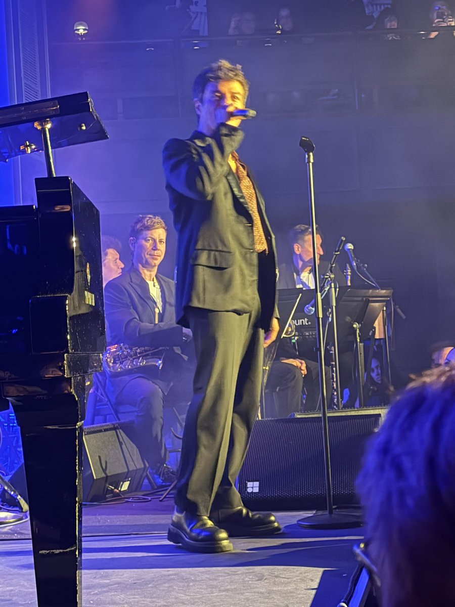 aojwFL_BFC's tweet photo. Amazing night with @WoottonKaren attending #BlueNoteLondon in its opening week to see @jamiecullum in incredible form with his scintillating band . Fantastic atmosphere & lively crowd as he ran through songs from his new record peppered with old favourites & classics ! https://t.co/5cIQy5WkDR