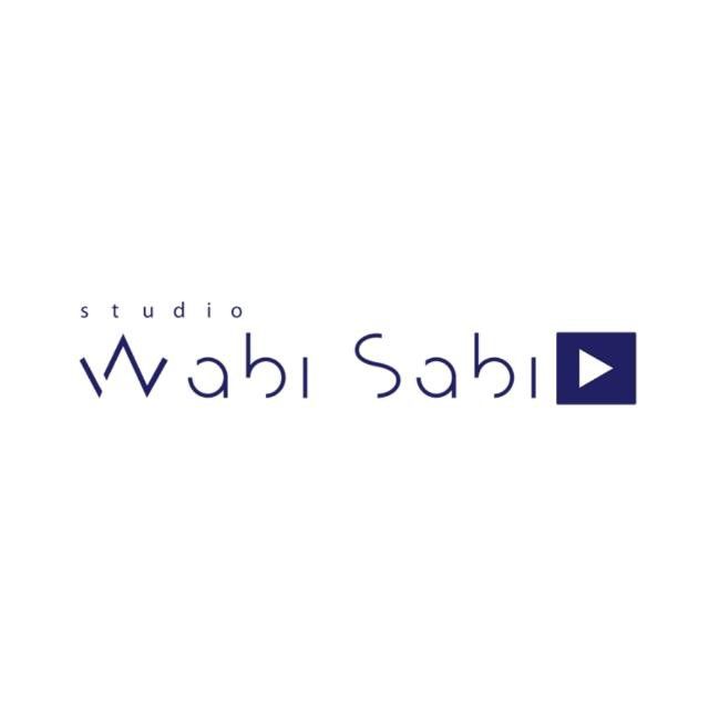 npomvtt's tweet photo. 🚨 Studio Wabi Sabi anuncia fim de suas atividades de gerenciamento de artistas

Em nota, o estúdio anunciou o encerramento de seu Departamento de Gerenciamento e Desenvolvimento de Artistas, com efeito imediato.

O anúncio ocorre pouco mais de duas semanas após a GMMTV adquirir 51% das ações do estúdio, tornando a Studio Wabi Sabi uma subsidiária direta da gigante azul.

Segundo o comunicado, todos os projetos e compromissos assumidos anteriormente continuarão sendo administrados pela empresa até sua conclusão, conforme o planejamento original.

Com o encerramento do departamento, o estúdio permanece como produtora audiovisual.