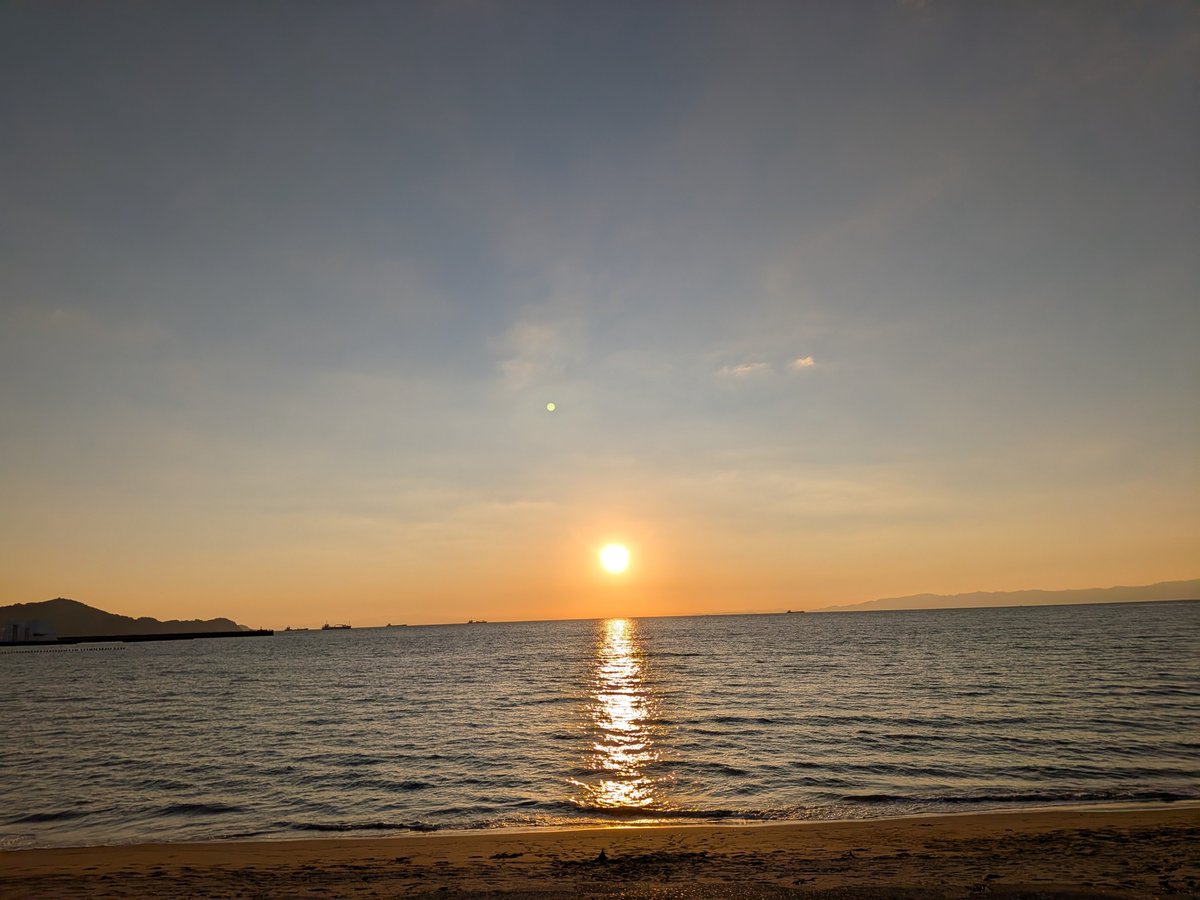 yset0's tweet photo. 9月最後の浜の宮ビーチ海水浴場の夕陽。 https://t.co/YUcF0BiZ4U