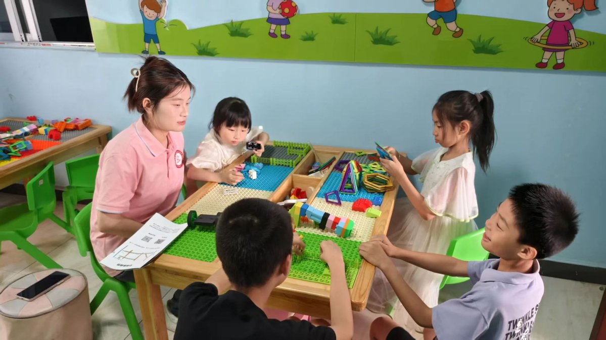 MitchelRons's tweet photo. Mira esta tarde de juegos entre papá y mi hija! Aprendemos colores con bloques y nos reímos mucho, los ratos simples son los mejores https://t.co/QnbWSbkYYV