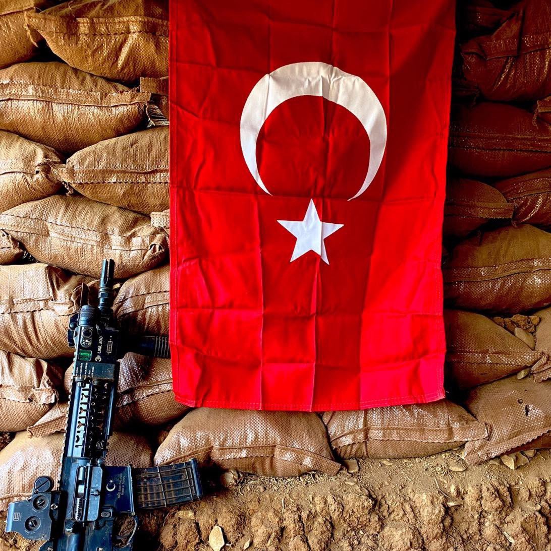 yitiksevdalar's tweet photo. Cephede -belki- hatırlanır, sulhta unutuluruz
Ülkücüyüz ve her devrin fiyakalı mağlubuyuz

#yitik https://t.co/ESRpYvRJxA
