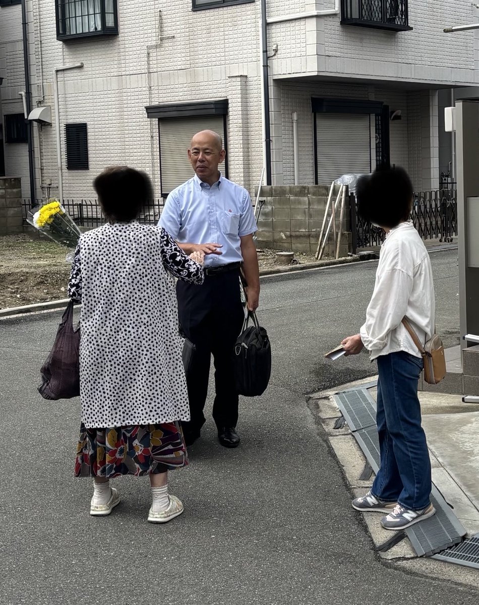 MaedaHidemichi's tweet photo. 2026年9月30日(水)  
 
大阪市東淀川区、瑞光四丁目駅からの朝のご挨拶でした。
 
ビラを受け取って頂いた方、お声がけ下さった方、ありがとうございました。
 
近所の小学校に通う子供達が、大きな声で挨拶をしてくれました。1人とハイタッチをすると、みんなが競うようにハイタッチしてくれました。
元気でいいね👍ありがとう😊
子供達の未来のために、頑張ります🍀🍀
 
瑞光五丁目にて、おば様方から、色々なお話しを伺いました。
ありがとうございました。
 
#前田ひでみち
#国民民主党
