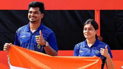 RajendrajDarda's tweet photo. साताऱ्याच्या करंडी गावातून आलेल्या मराठमोळ्या साहिल जाधवने आज आशियाई क्रीडा स्पर्धेत सुवर्ण इतिहास घडवला! 🇮🇳🏹

कंपाऊंड मिश्र सांघिक तिरंदाजीमध्ये साहिल आणि चिकिथा तनिपर्थी यांनी सुवर्णपदक पटकावले आणि भारताने या स्पर्धेत आणखी एक सोनेरी क्षण अनुभवला. मात्र या यशामागे अनेक वर्षांचा संघर्ष आणि कुटुंबाचा मोठा त्याग आहे. वयाच्या १९व्या वर्षी तिरंदाजीला सुरुवात करणाऱ्या साहिलला पहिले राष्ट्रीय पदक मिळवण्यासाठी तब्बल सात वर्षे प्रतीक्षा करावी लागली. 

या काळात तो दरवर्षी अगदी थोड्या फरकाने यशापासून दूर राहिला. त्याच्या कुटुंबाने मात्र त्याची साथ सोडली नाही. साहिलसाठी नवीन कंपाऊंड धनुष्य घेण्यासाठी त्याच्या आईने स्वतःचे दागिने विकले.

आज त्याच संयम, जिद्द आणि कुटुंबाच्या त्यागाचे रूपांतर आशियाई सुवर्णपदकात झाले आहे. या विजयासोबत भारताने लॉस एंजेलिस २०२८ ऑलिम्पिकसाठी मिश्र कंपाऊंड तिरंदाजीतील स्थानही मिळवले आहे.

साहिल, तुझ्या जिद्दीला, तुझ्या कुटुंबाच्या त्यागाला मनापासून सलाम! या ऐतिहासिक यशाबद्दल हार्दिक अभिनंदन! 🇮🇳🥇

 #SahilJadhav #AsianGames #Japan