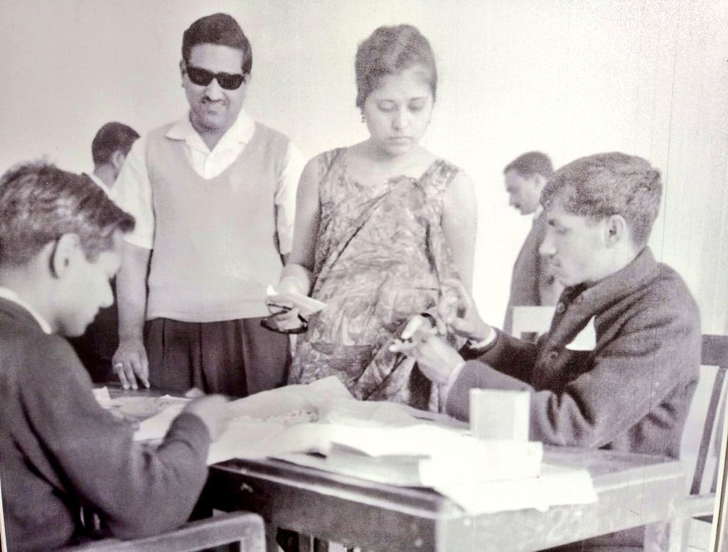 IndiaHistorypic's tweet photo. 1967 :: Woman Voting In Free and Fair Loksabha Election

There Was No Manipulation In Voter Rolls https://t.co/ojw7mz9EHF