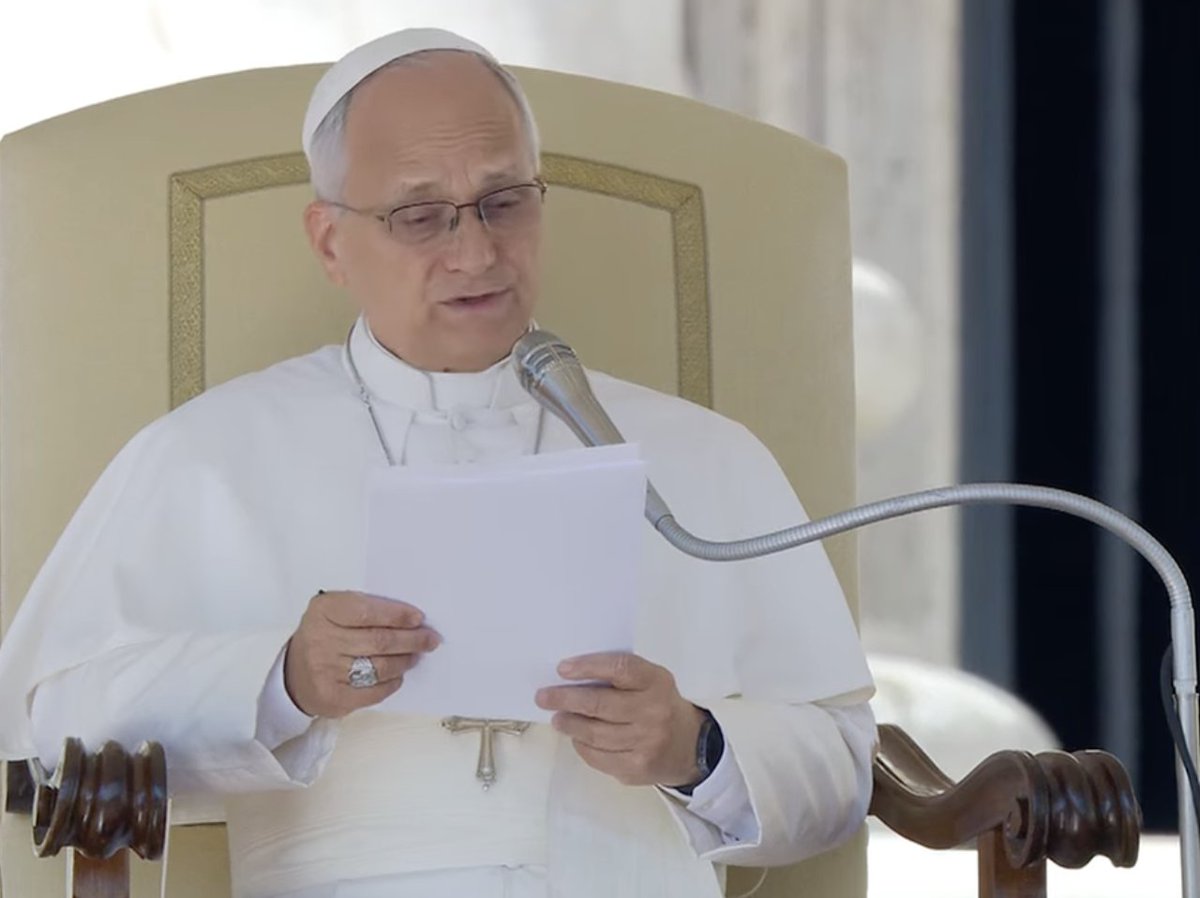 matteomatzuzzi's tweet photo. Il Papa: "La Chiesa non è fatta di pietre o di cemento, ma di persone che amano Gesù Cristo perché sono state amate da Lui. A Notre-Dame c’erano i preti e i diaconi, le persone consacrate, gli operatori pastorali; allo stadio c’era la nuova generazione francese: nuova – direi – non solo per età, ma più ancora per spirito, per libertà di cuore e di fede. Giovani che hanno cantato, gridato, ma che sono anche rimasti in silenzio, in ascolto. Volti attenti e commossi, che manifestavano cuori desiderosi di verità e d’amore. A loro ho detto con gioia: 'Voi siete i santi di Francia!'. Quella Veglia è stata un grande segno di speranza... Vi è nella Chiesa in Francia un segno di rinascita che dura da alcuni anni, cioè il notevole e crescente numero di giovani e adulti che chiedono il Battesimo. ... Una bella 'sorpresa' di Dio"