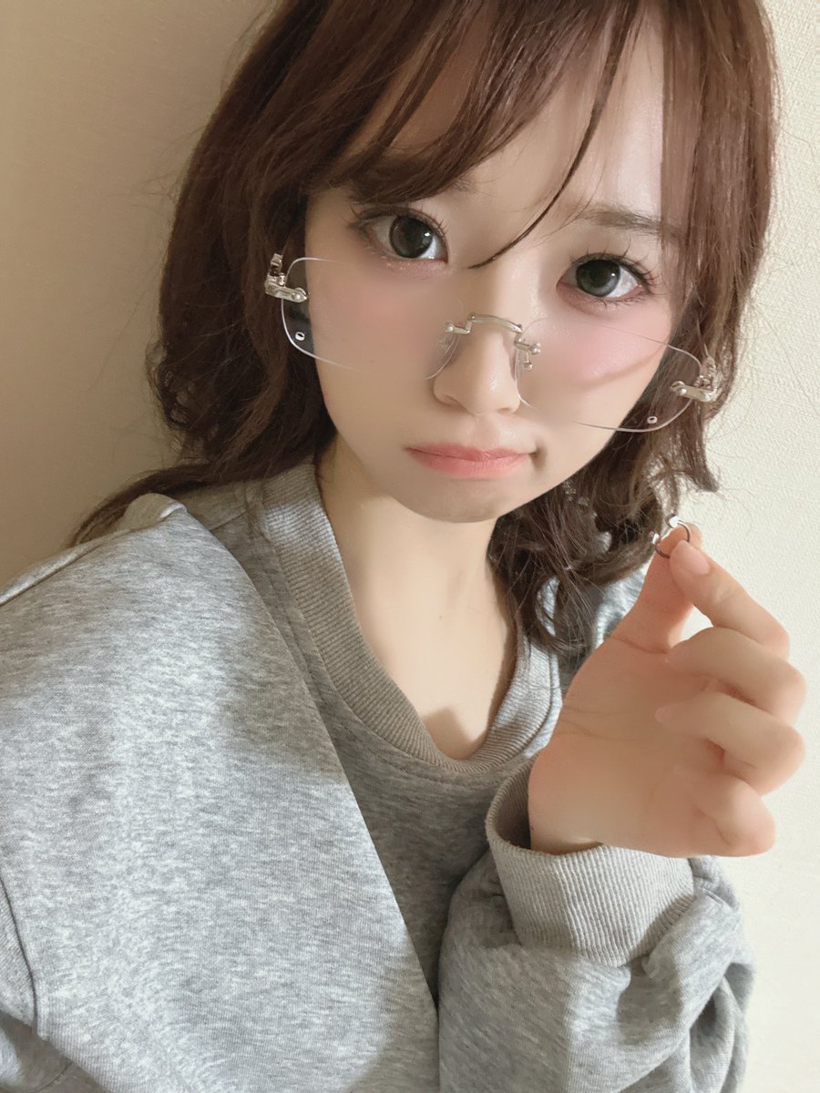 yui_ss0109's tweet photo. 憧れてリムレスメガネを買ったんだけど、付いてきたパーツの付け方がわからなくて困惑おゆい

へるぷみー
#おゆいの日常 https://t.co/OopW02MejI