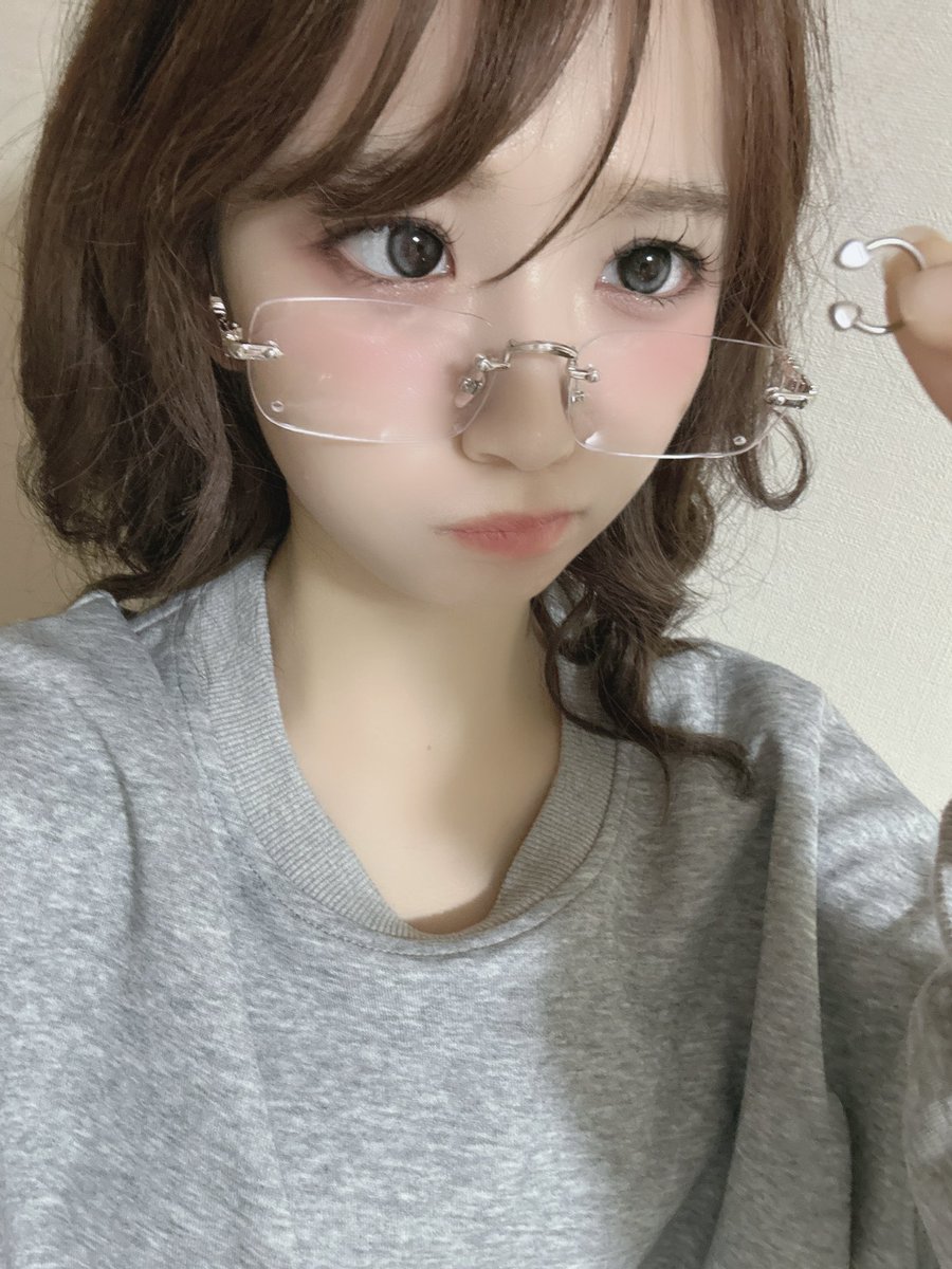 yui_ss0109's tweet photo. 憧れてリムレスメガネを買ったんだけど、付いてきたパーツの付け方がわからなくて困惑おゆい

へるぷみー
#おゆいの日常 https://t.co/OopW02MejI