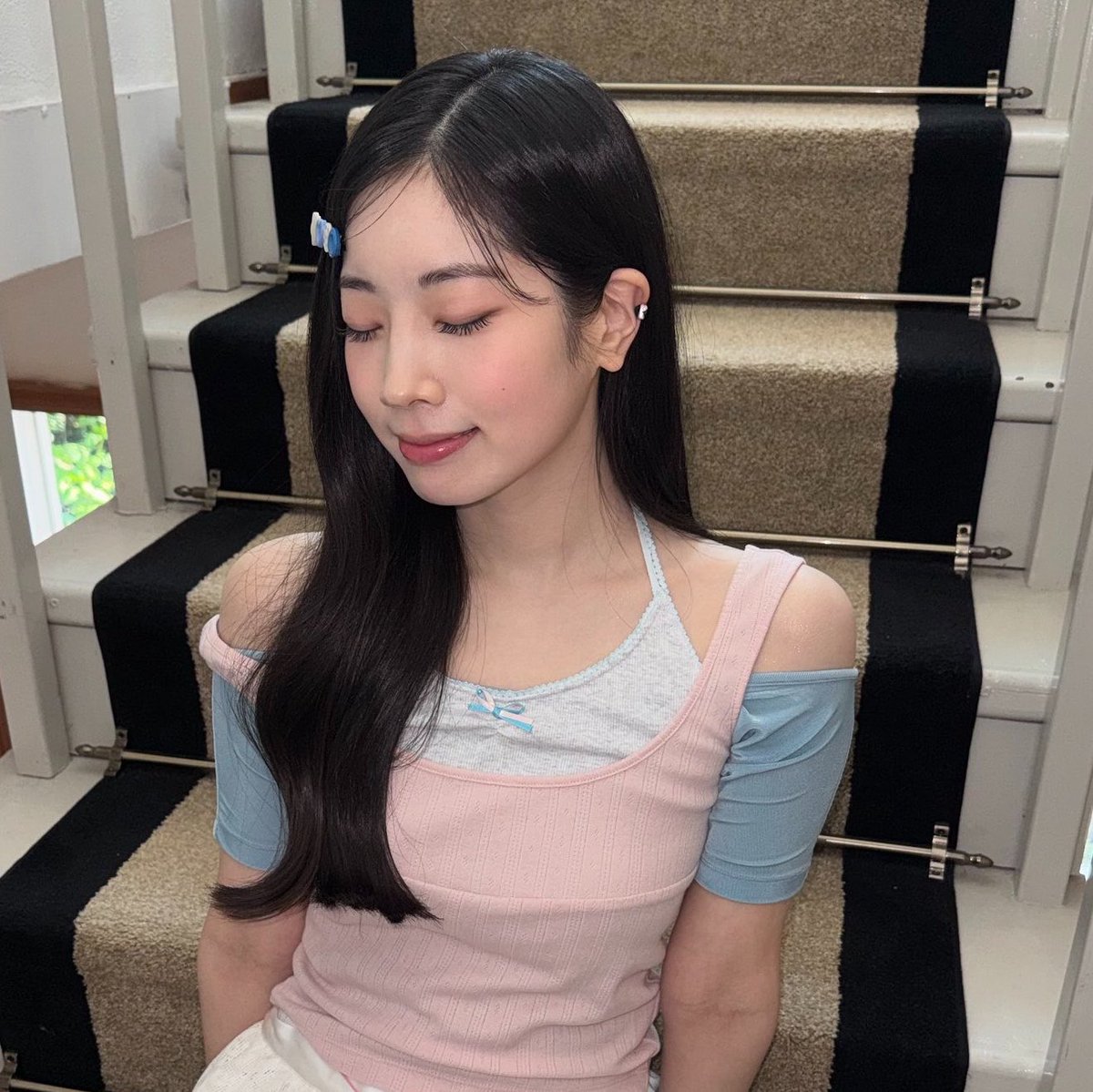 lovemedahyun's tweet photo. walked straight out of a romance novel 😭 https://t.co/Dtx474S7m3