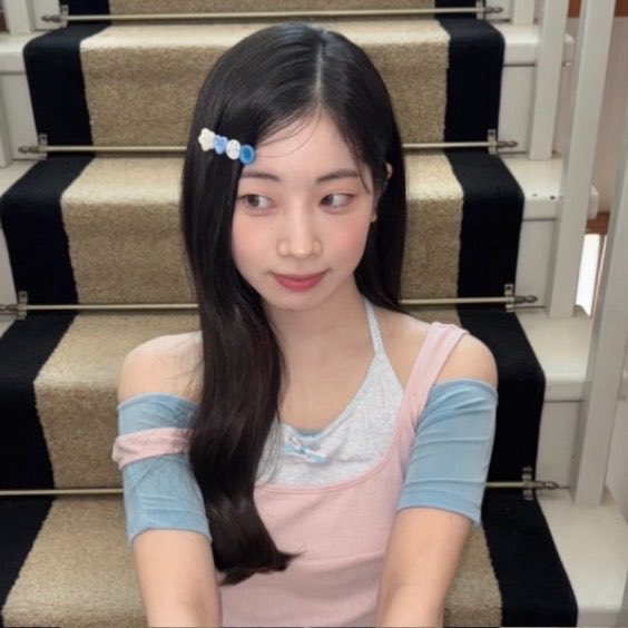lovemedahyun's tweet photo. walked straight out of a romance novel 😭 https://t.co/Dtx474S7m3
