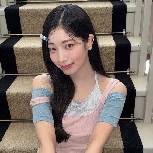 lovemedahyun's tweet photo. walked straight out of a romance novel 😭 https://t.co/Dtx474S7m3