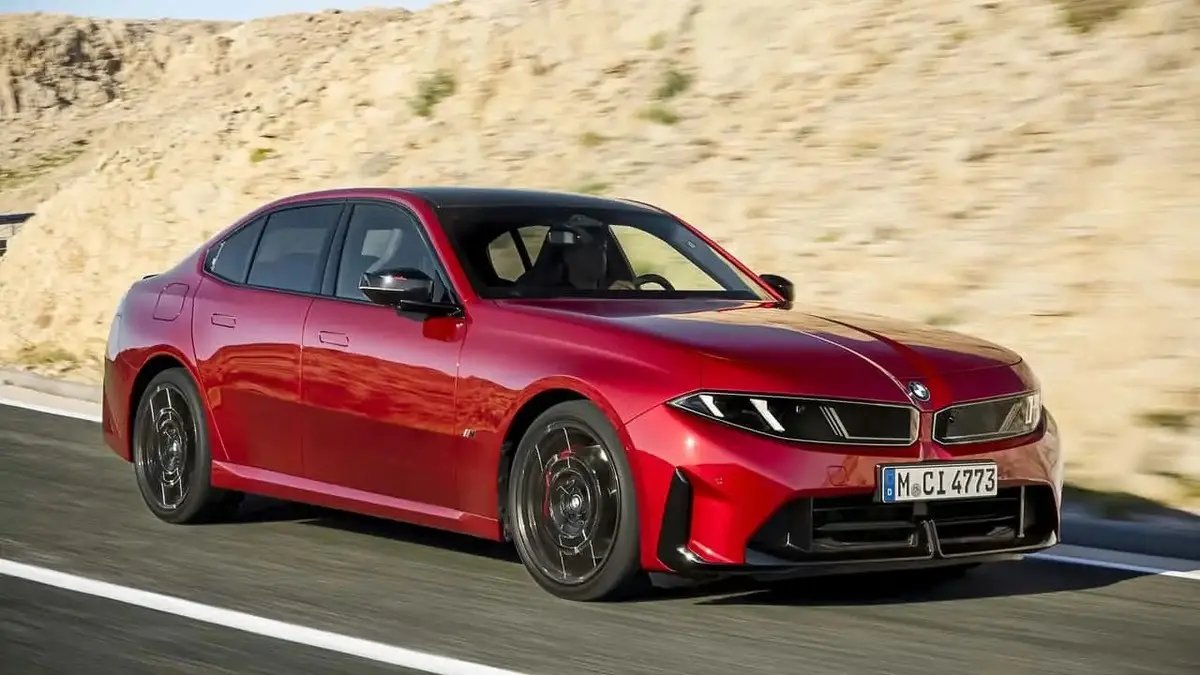 webtekno's tweet photo. Yeni BMW 3 Serisi tanıtıldı. 

Neue Klasse tasarım anlayışına geçen model; daha ince ızgaralar, yeni ışık imzası ve teknoloji odaklı iç mekânıyla geliyor.

📌 330: 2.0 litre turbo, 255 bg, 0-100 km/sa 5,9 sn
📌 M350 xDrive: 3.0 litre 6 silindir turbo, 437 bg 0-100 km/sa 3,9 sn
📌 Maksimum hız: 250 km/sa
📌 M350 xDrive’da ön tekerleklere giden gücü kesen “Drift Moment” drift modu
📌 17,9 inç ekran ve Panoramic iDrive
📌 ABD başlangıç fiyatı: 49.900 dolar 2027 başı satış