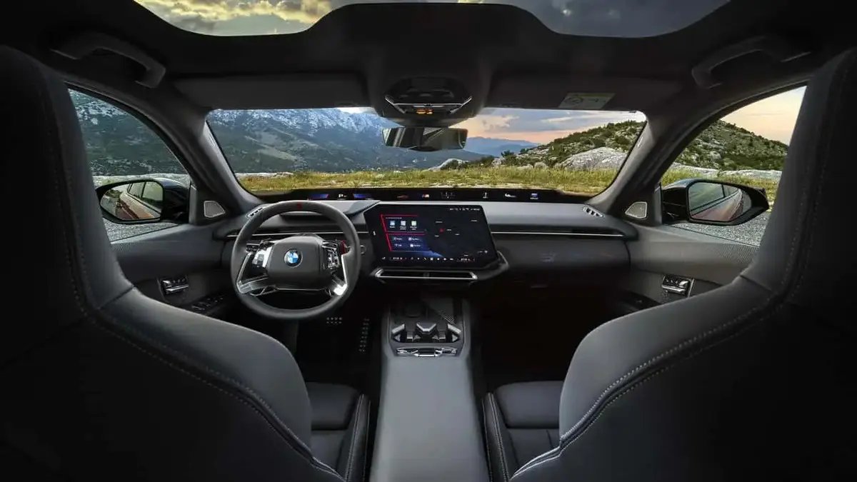 webtekno's tweet photo. Yeni BMW 3 Serisi tanıtıldı. 

Neue Klasse tasarım anlayışına geçen model; daha ince ızgaralar, yeni ışık imzası ve teknoloji odaklı iç mekânıyla geliyor.

📌 330: 2.0 litre turbo, 255 bg, 0-100 km/sa 5,9 sn
📌 M350 xDrive: 3.0 litre 6 silindir turbo, 437 bg 0-100 km/sa 3,9 sn
📌 Maksimum hız: 250 km/sa
📌 M350 xDrive’da ön tekerleklere giden gücü kesen “Drift Moment” drift modu
📌 17,9 inç ekran ve Panoramic iDrive
📌 ABD başlangıç fiyatı: 49.900 dolar 2027 başı satış