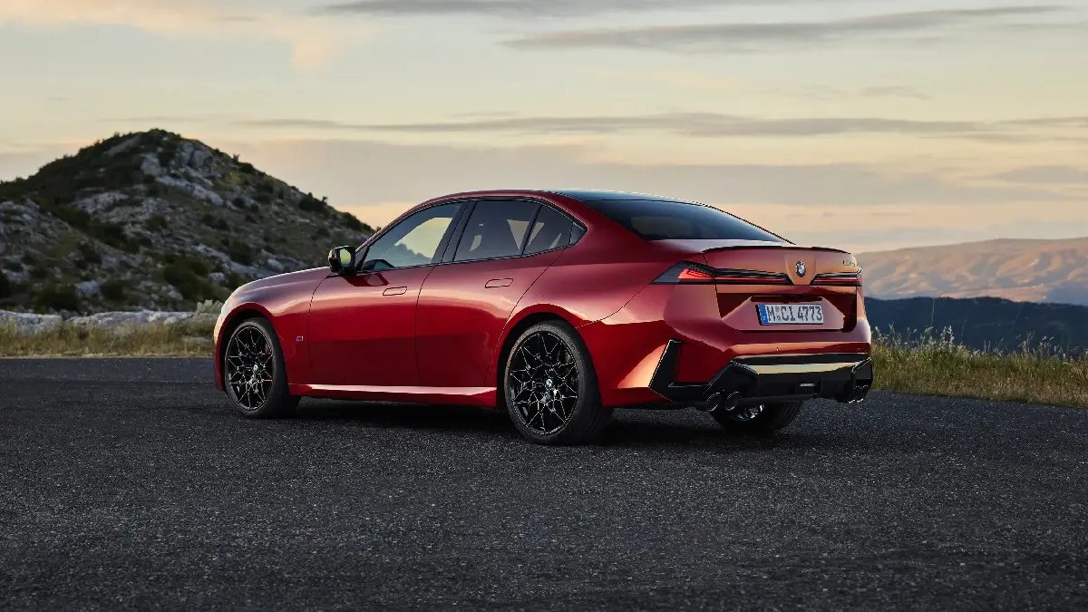 webtekno's tweet photo. Yeni BMW 3 Serisi tanıtıldı. 

Neue Klasse tasarım anlayışına geçen model; daha ince ızgaralar, yeni ışık imzası ve teknoloji odaklı iç mekânıyla geliyor.

📌 330: 2.0 litre turbo, 255 bg, 0-100 km/sa 5,9 sn
📌 M350 xDrive: 3.0 litre 6 silindir turbo, 437 bg 0-100 km/sa 3,9 sn
📌 Maksimum hız: 250 km/sa
📌 M350 xDrive’da ön tekerleklere giden gücü kesen “Drift Moment” drift modu
📌 17,9 inç ekran ve Panoramic iDrive
📌 ABD başlangıç fiyatı: 49.900 dolar 2027 başı satış