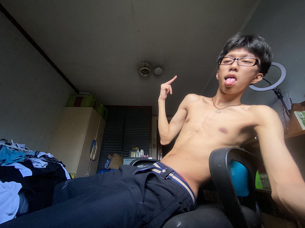 rxvvaee's tweet photo. new haircut. https://t.co/ezSNlCn2cE