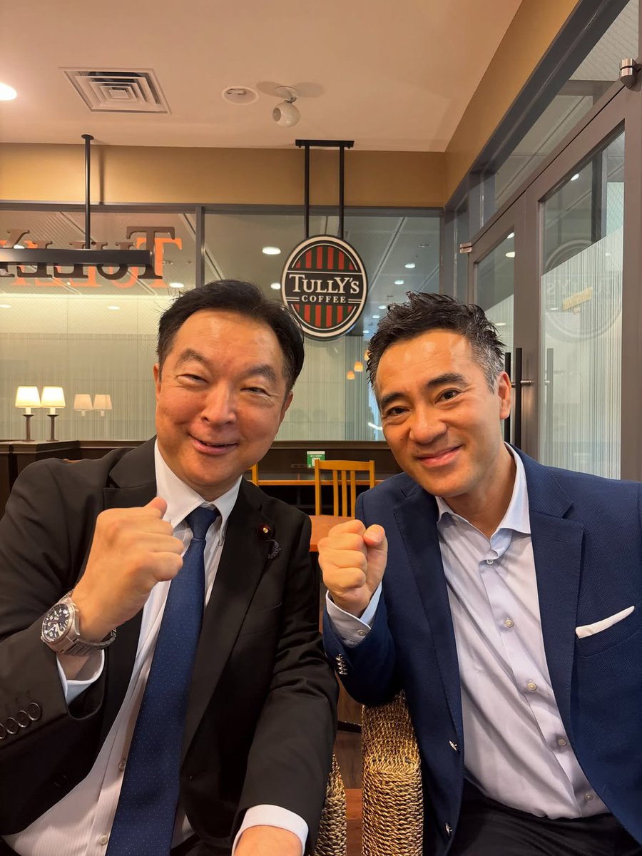 Yakura_Katsuo's tweet photo. 更なる前進

今日は、公明党衆参そろっての両院議員団会議
私も参加、率直な意見を交わしあう良い会合でした。

心を一つに、更なる前進！！
竹谷代表のお言葉に感動しました。

終了後、同じさいたま市の輿水恵一議員とともにタリーズにて一枚、大森えりこ議員が撮ってくれました。

短時間懇談し、すぐにそれぞれの動きへ
また一緒に頑張っていきます！！

#矢倉かつお
#中道 #公明党
#政界の結集軸に
#ここからが勝負